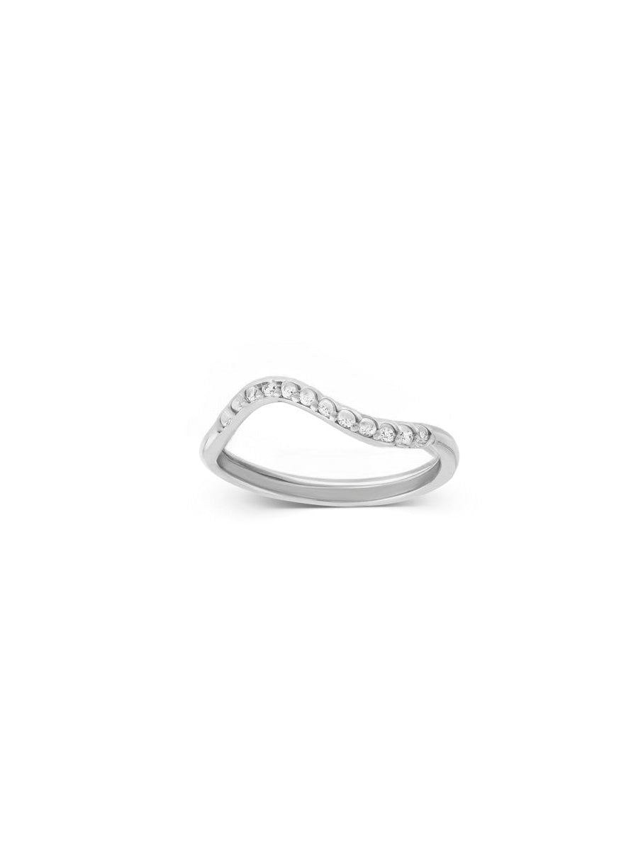 Anillo Wave de plata 925 rodinada con diseño de onda orgánica y circones suizos brillantes incrustados sobre fondo blanco.