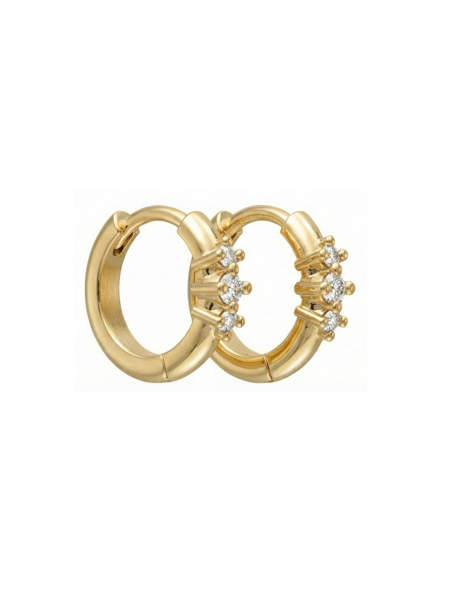 Argollas Demi enchapadas en oro con detalle de tres piedras circones frontales sobre fondo blanco.