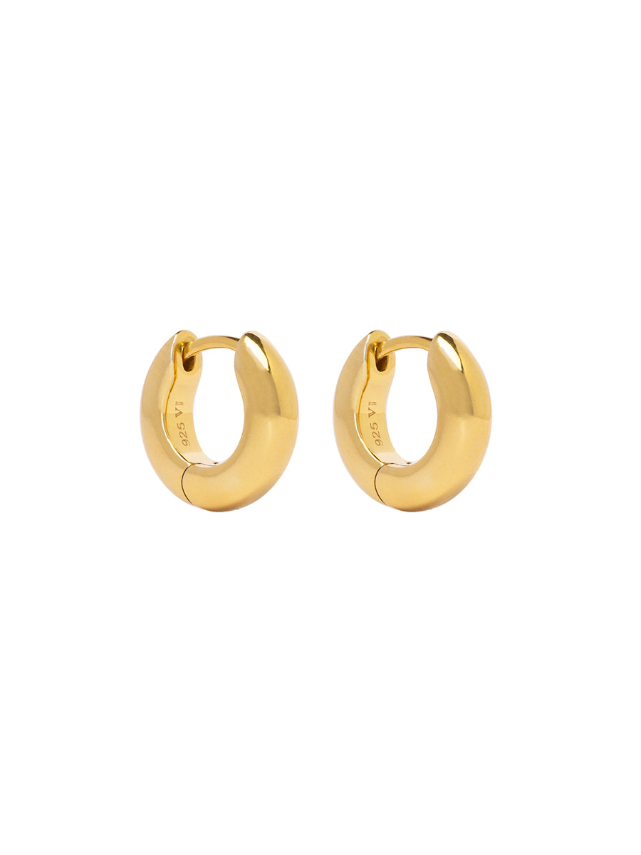 Argollas Nina S enchapadas en oro 18k de estilo minimalista y robusto, ideales para usar pegadas al lóbulo o en segunda perforación.