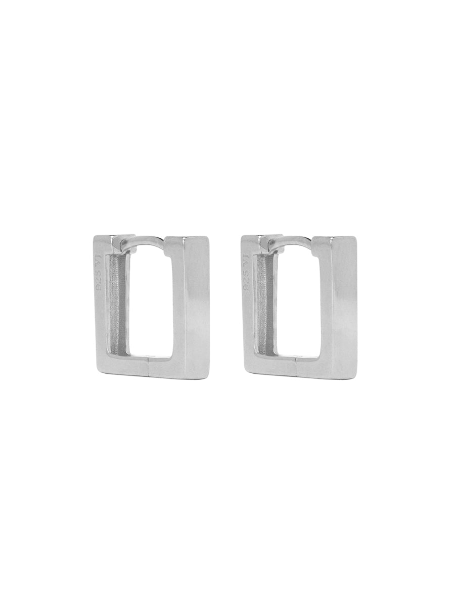 Argollas Regi de plata 925 con diseño cuadrado de 12 mm de diámetro y 3 mm de frente, un estilo geométrico y moderno sobre fondo blanco.