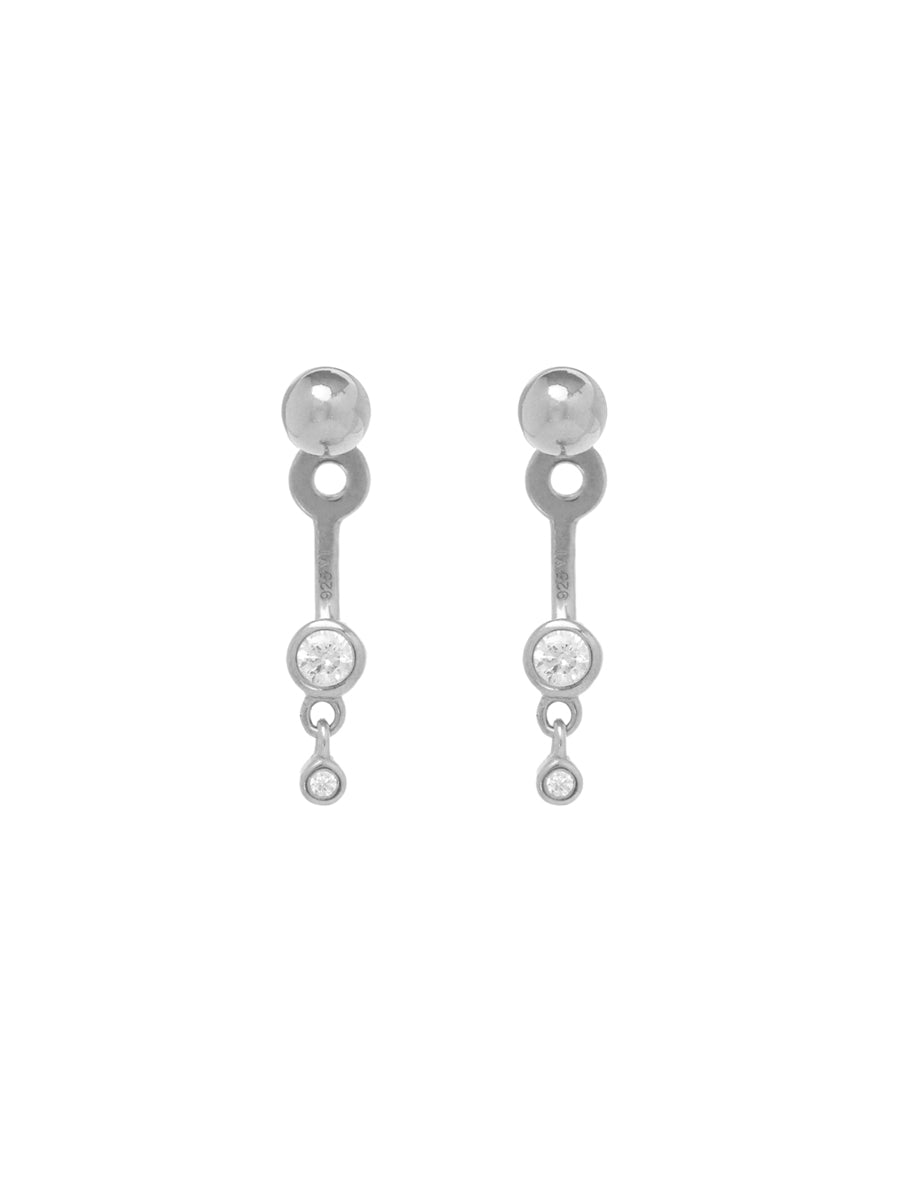 Aros Orb de plata 925 hechos a mano: par de pendientes con media esfera y colgantes de circones para usar tras la oreja sobre fondo blanco.