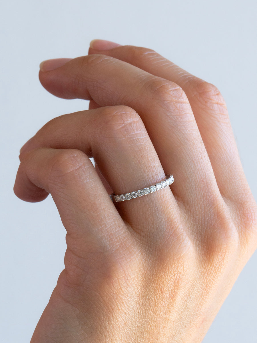 Anillo de compromiso de plata rodinada con 15 moissanitas de 0.03 quilates hecho a mano por Vendaval Jewelry.