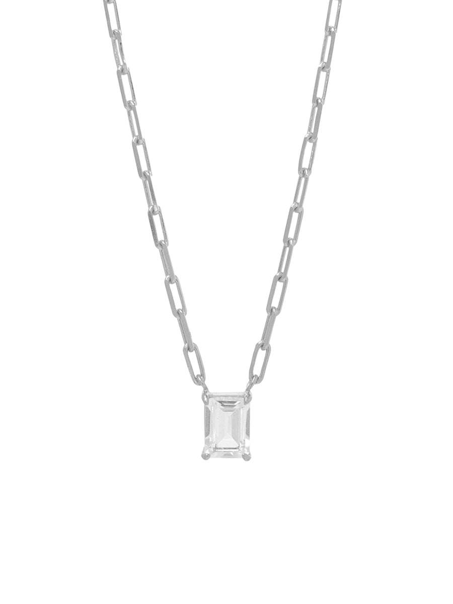 Collar Kyle de plata italiana 925 con cadena de eslabones rectangulares, topacio blanco natural corte esmeralda sobre fondo blanco.