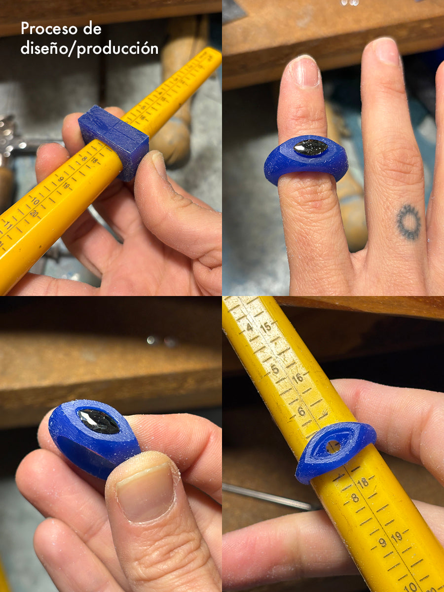 Proceso de fabricación del anillo La Boca: modelo en cera azul sobre el medidor de tallas.