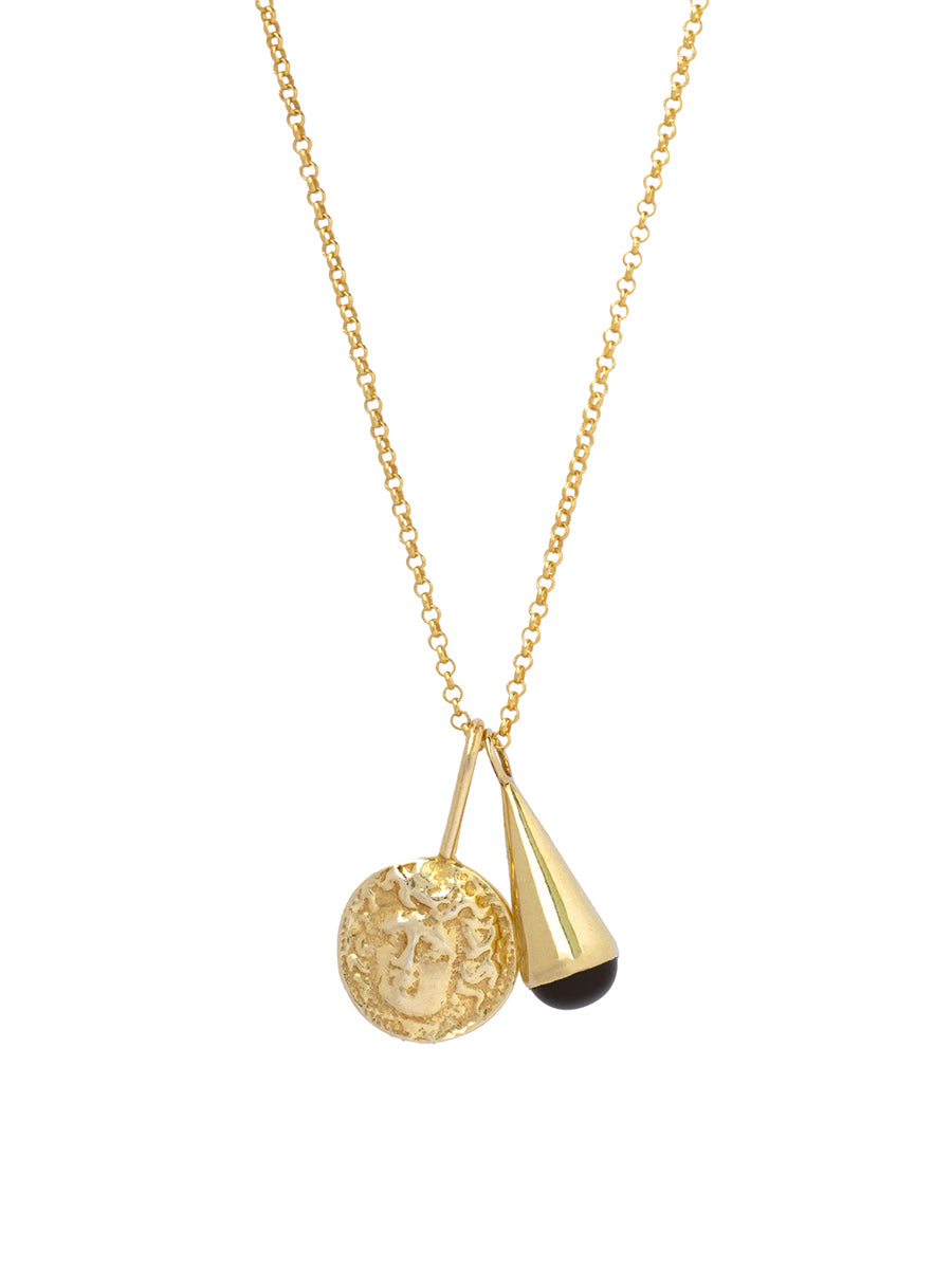 Set 001 enchapado en oro 18k compuesto por un collar de eslabones redondos con colgantes Frank de piedra onix negra y Medusa, diseño de joyería artesanal minimalista.