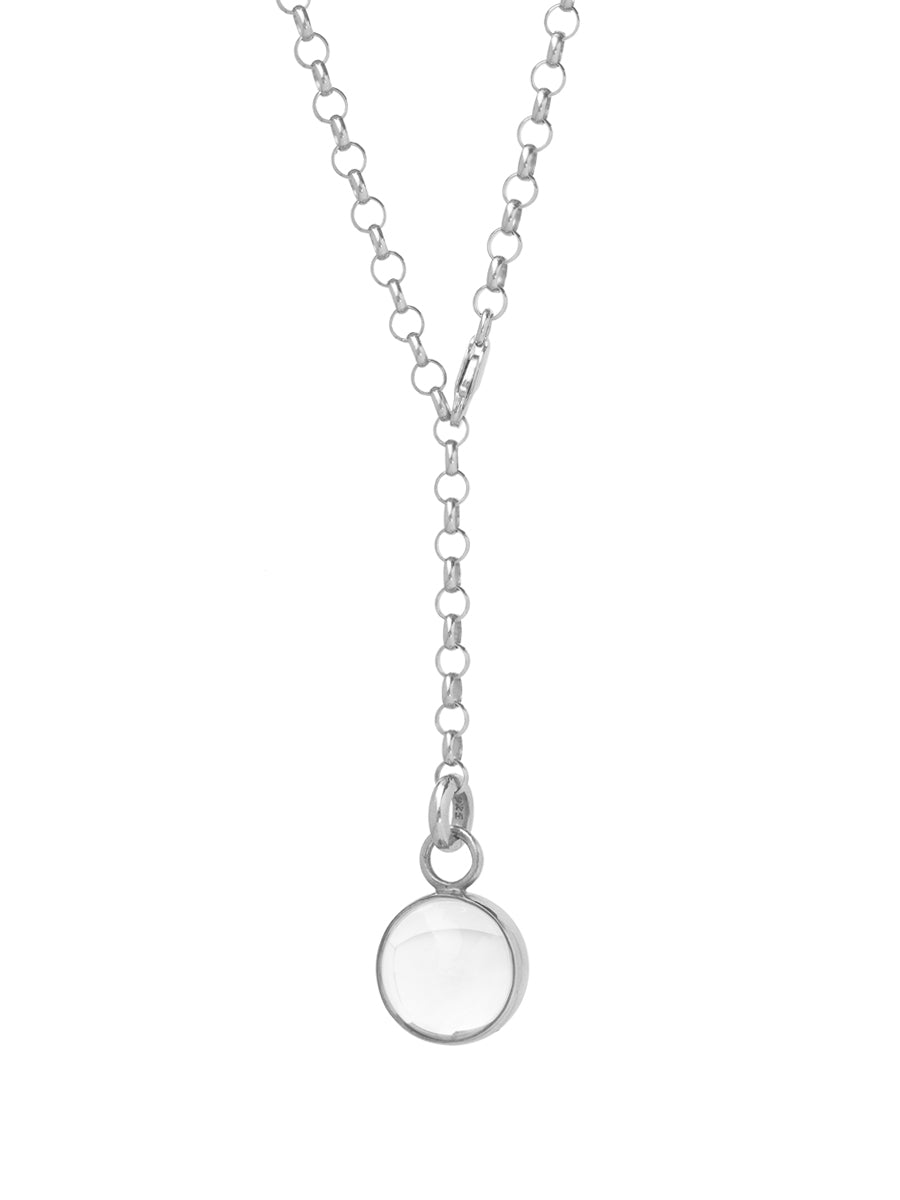 Set 008 en plata 925 compuesto por collar de cadena Orb y colgante Clyde XL circular transparente sobre fondo blanco.