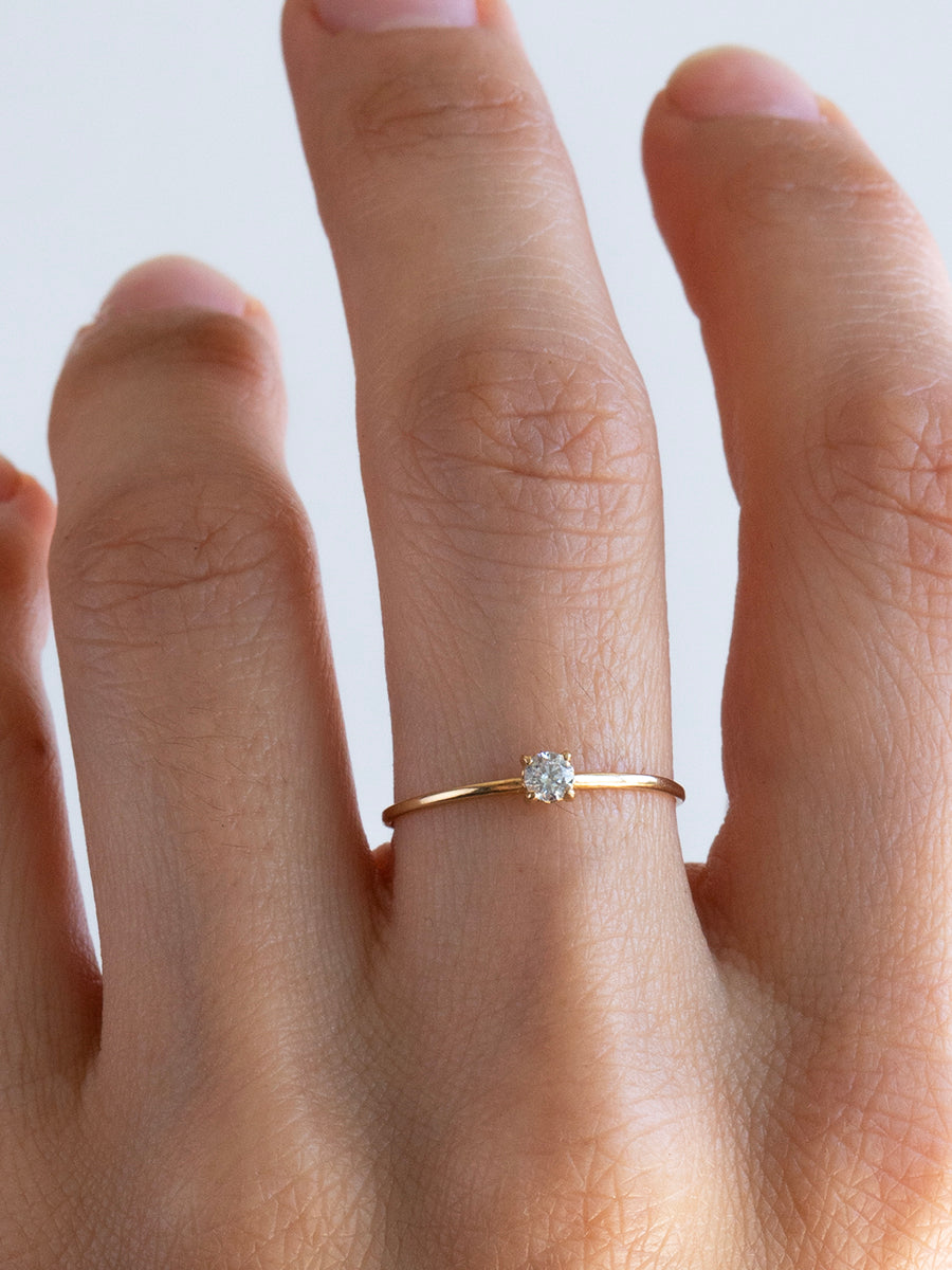 Detalle de anillo de compromiso de oro 14k macizo con circón blanco de 3 mm.