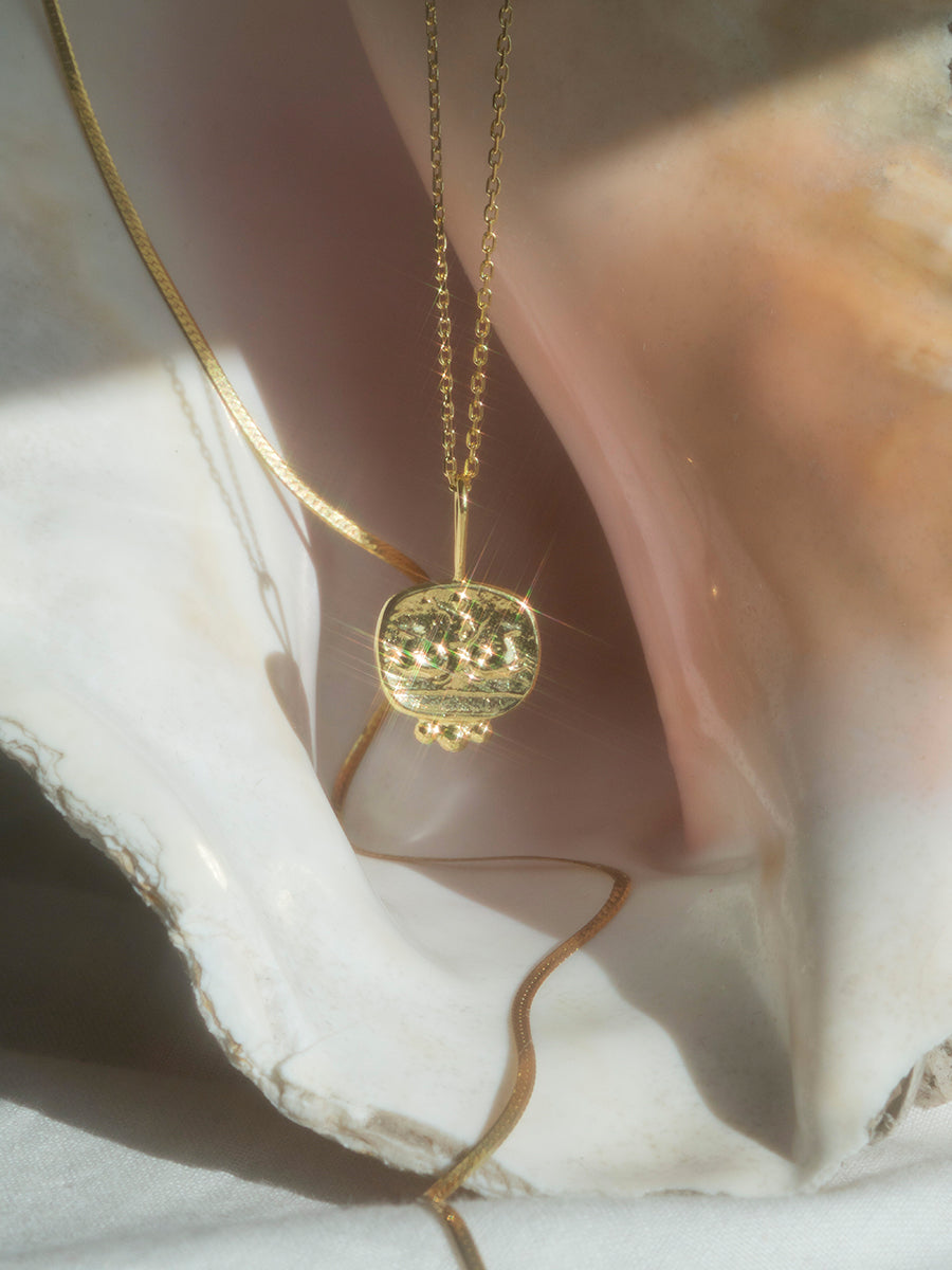 colgante charm bañado en oro mujer chile
