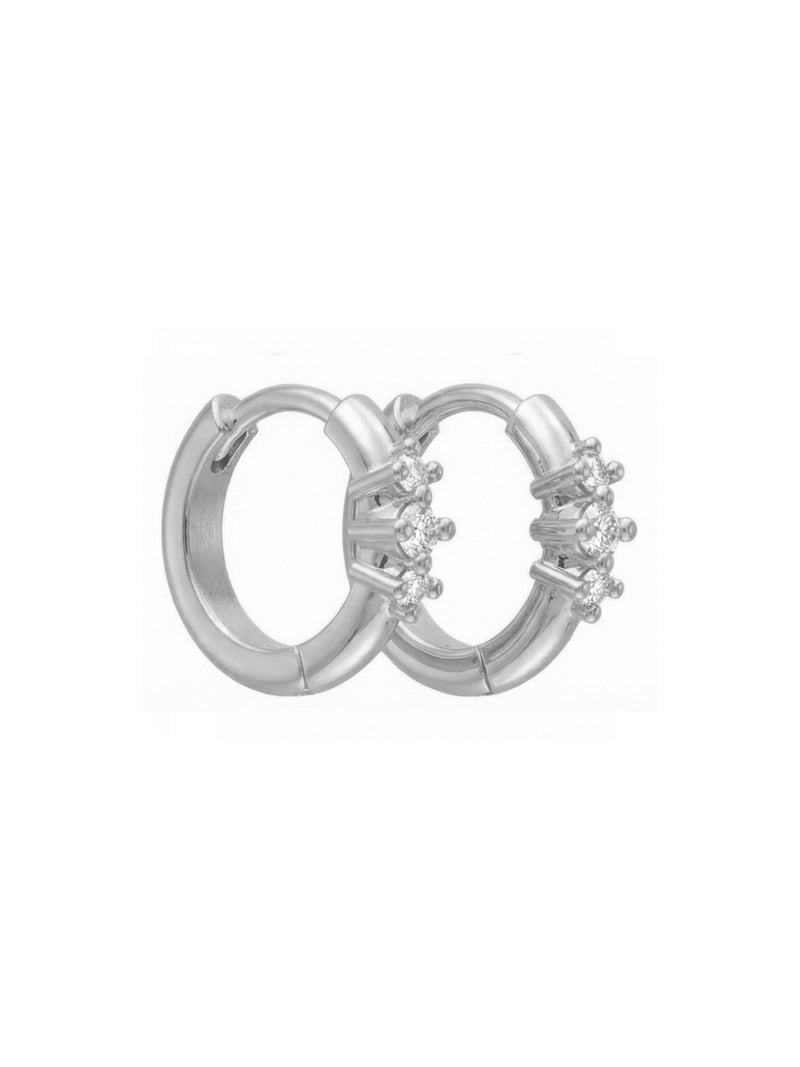 Argollas Demi en plata 925 con tres circones frontales brillantes de diseño clásico y minimalista.
