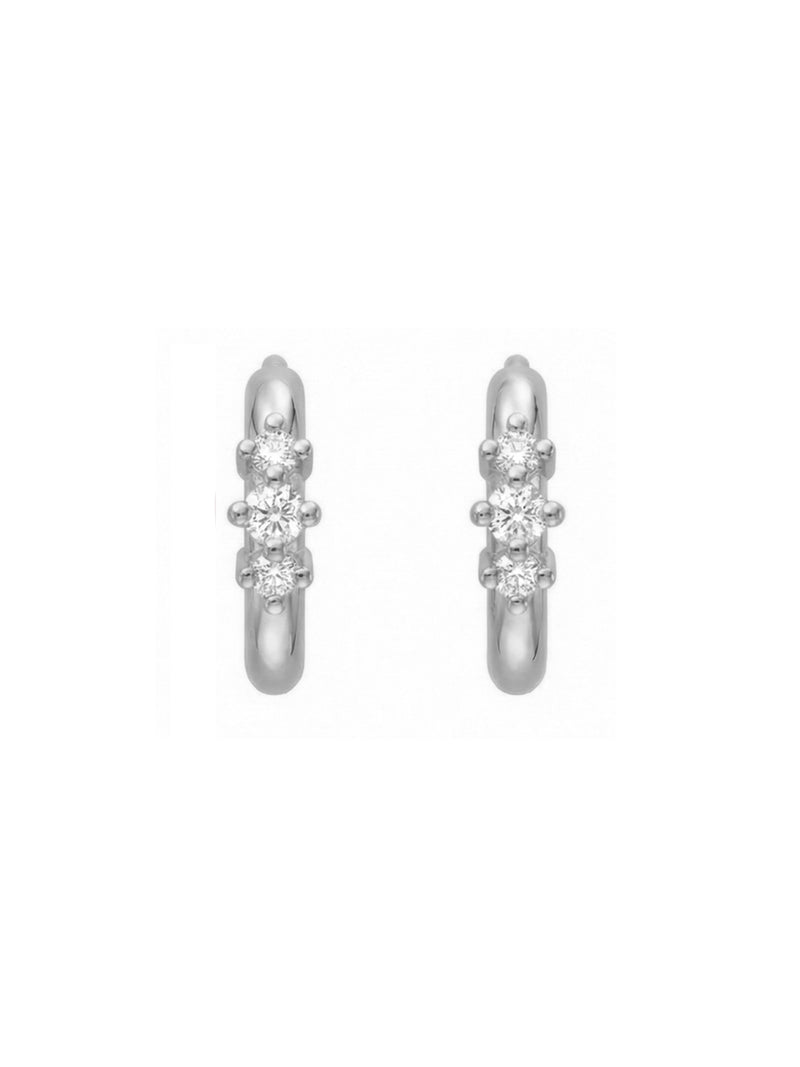 Argollas Demi en plata 925 con tres circones frontales brillantes de diseño clásico y minimalista.