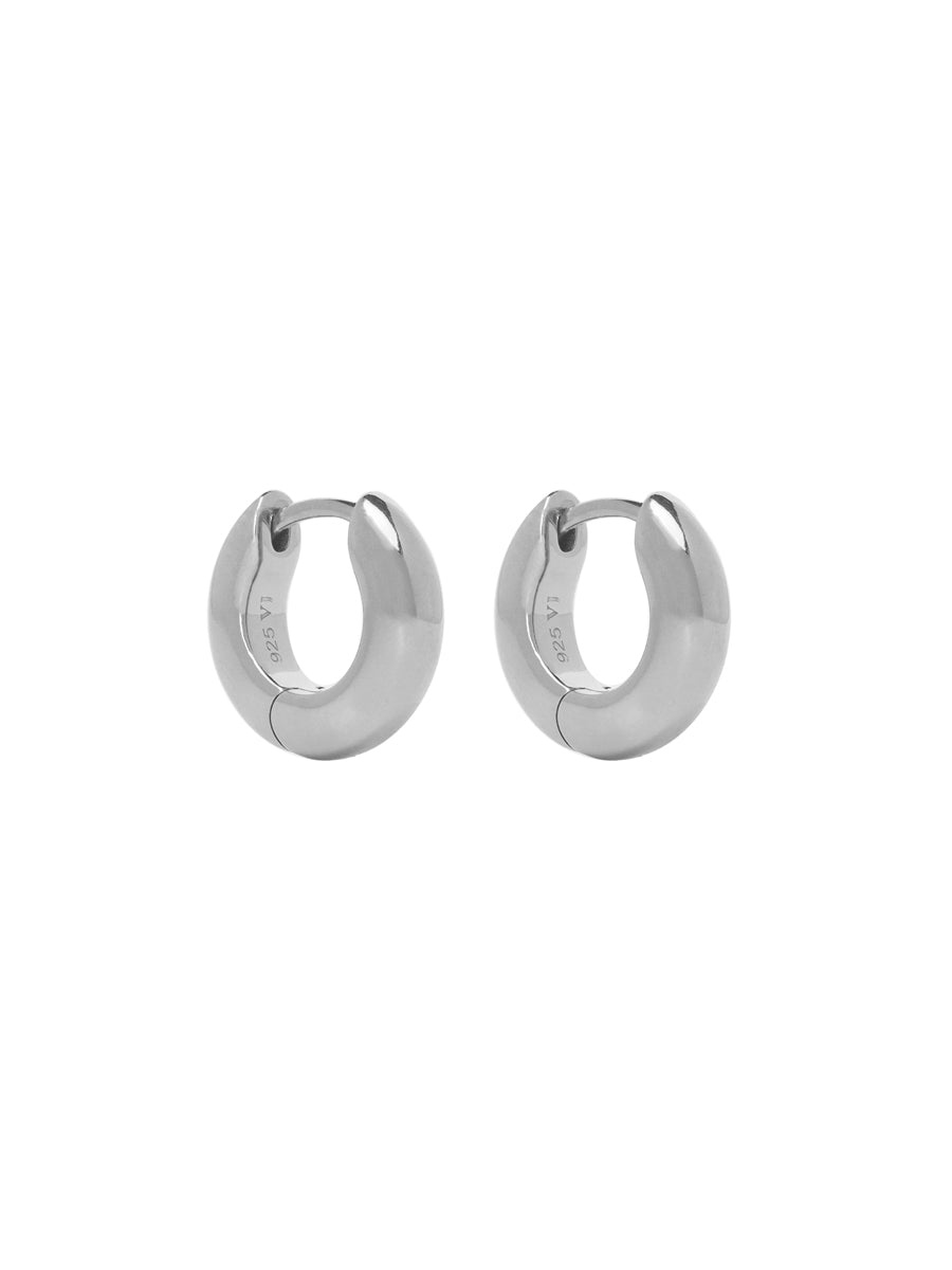 Par de argollas Nina S de plata 925 con 3 mm de espesor y 12 mm de diámetro, un diseño de argolla pequeña y gruesa sobre fondo blanco.