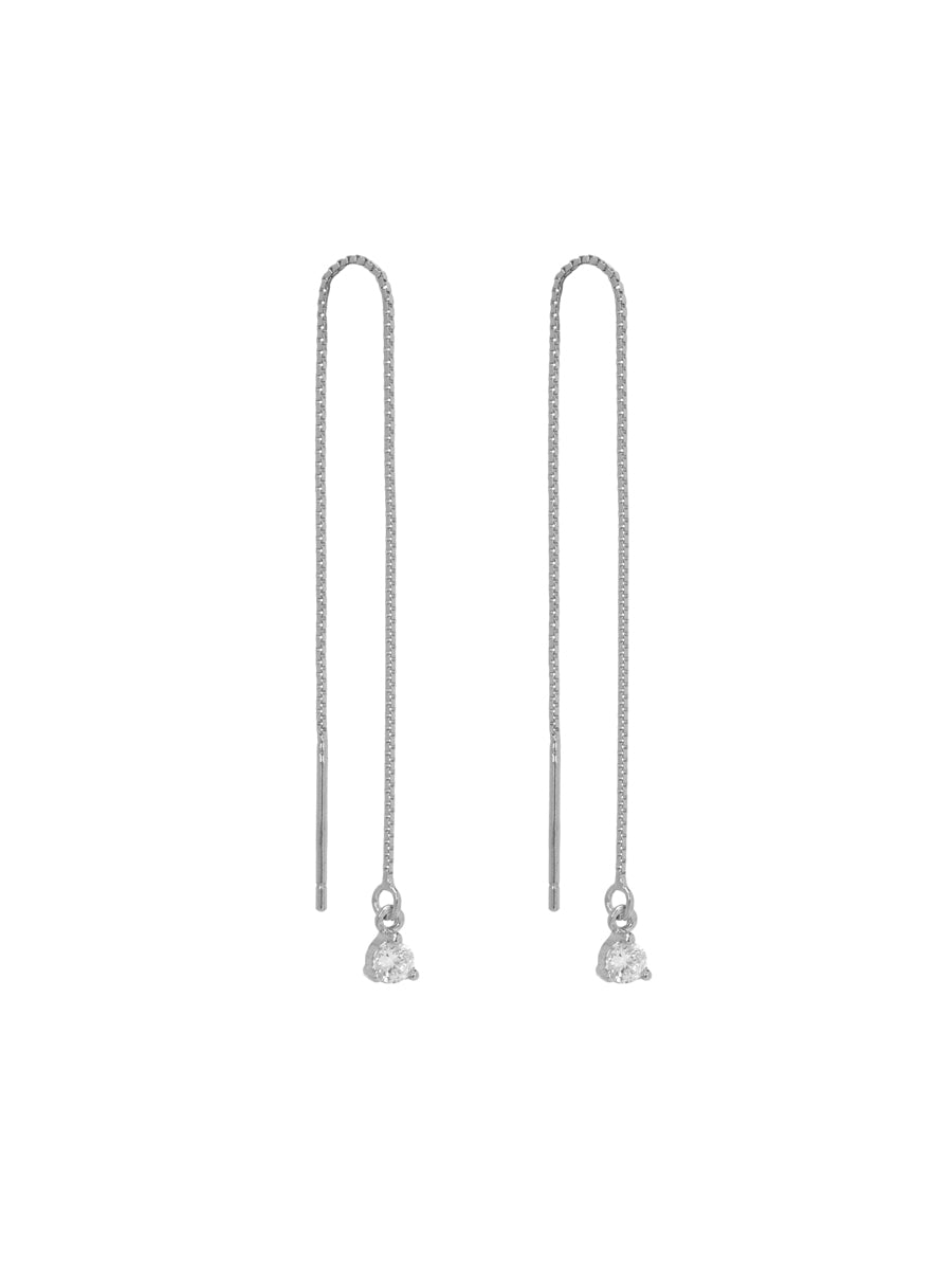 Aros Hannah de plata 925: pendientes de cadena larga pasante (threader) de 9 cm con dos circones blancos brillantes sobre fondo blanco.