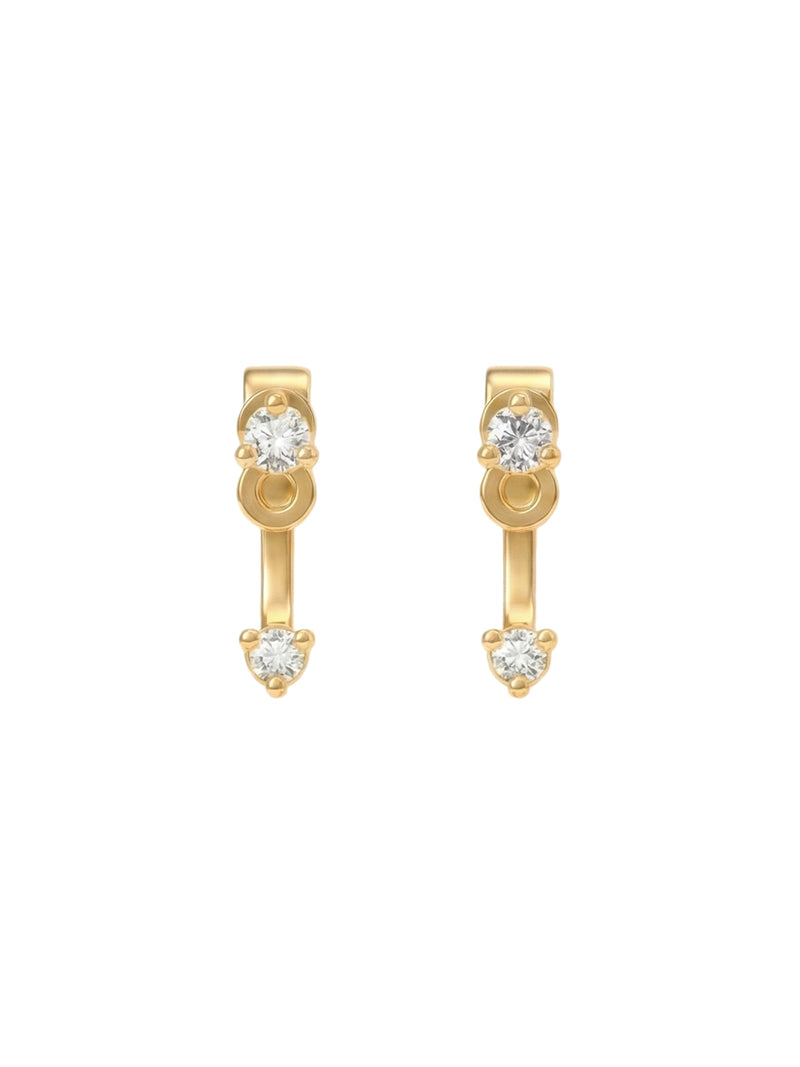 Aros Hera enchapados en oro 18k de estilo ear jacket (con accesorio trasero) y detalles de circones para un look moderno.