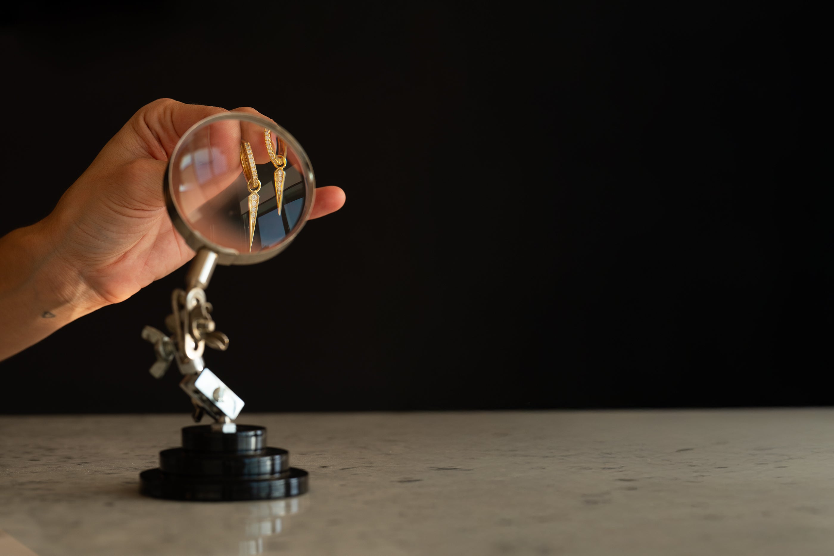 argollas de plata enchapadas en oro y colgantes con circones