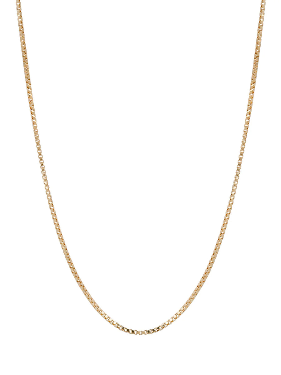 Cadena cuadrada enchapada en oro 18k con eslabones de 0.8 mm de espesor, un collar delicado y elegante para usar solo o con colgantes.