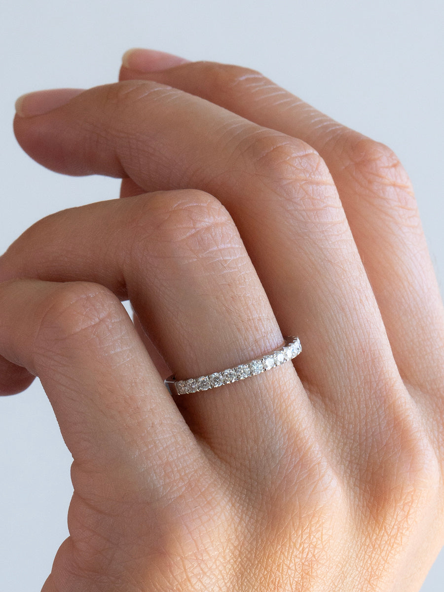 Detalle Anillo de compromiso de plata rodinada con 15 moissanitas de 0.03 quilates hecho a mano.