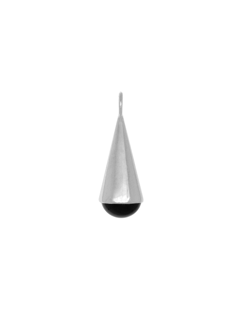 Colgante Frank de plata 925 maciza hecho a mano con un cabuchón de onix negro natural sobre fondo blanco.