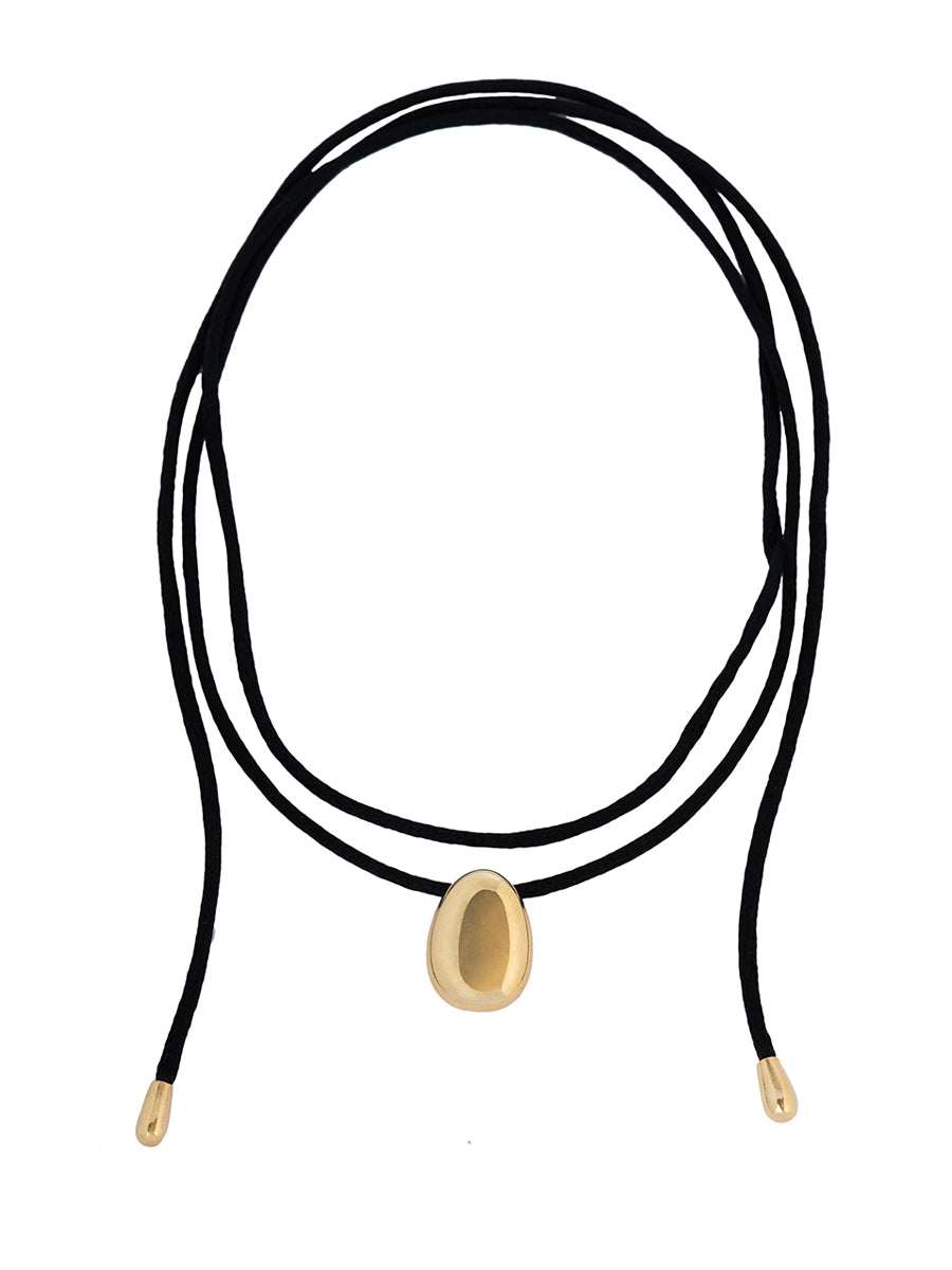 Collar Billie de bronce macizo hecho a mano con cordón negro de 1.3 metros y terminales de bronce sobre fondo blanco.