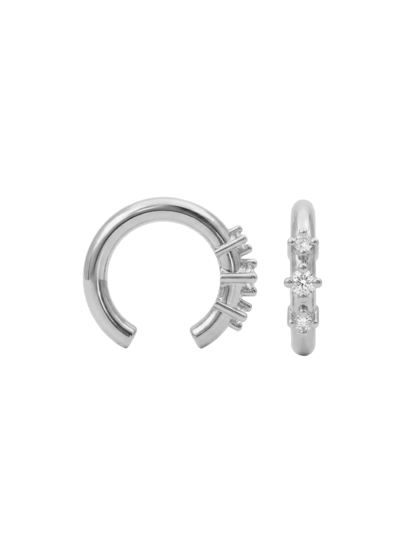 Ear cuff modelo Demi en plata 925 con tres piedras circones (aro a presión para el cartílago) en un diseño minimalista y brillante.