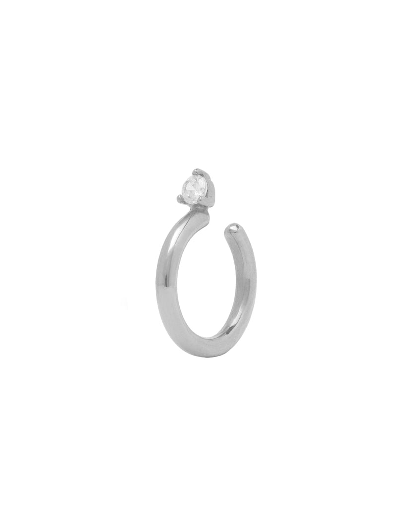 Ear cuff Hannah de plata 925 con circón brillante engarzado a mano (aro a presión para el cartílago) sobre fondo blanco.