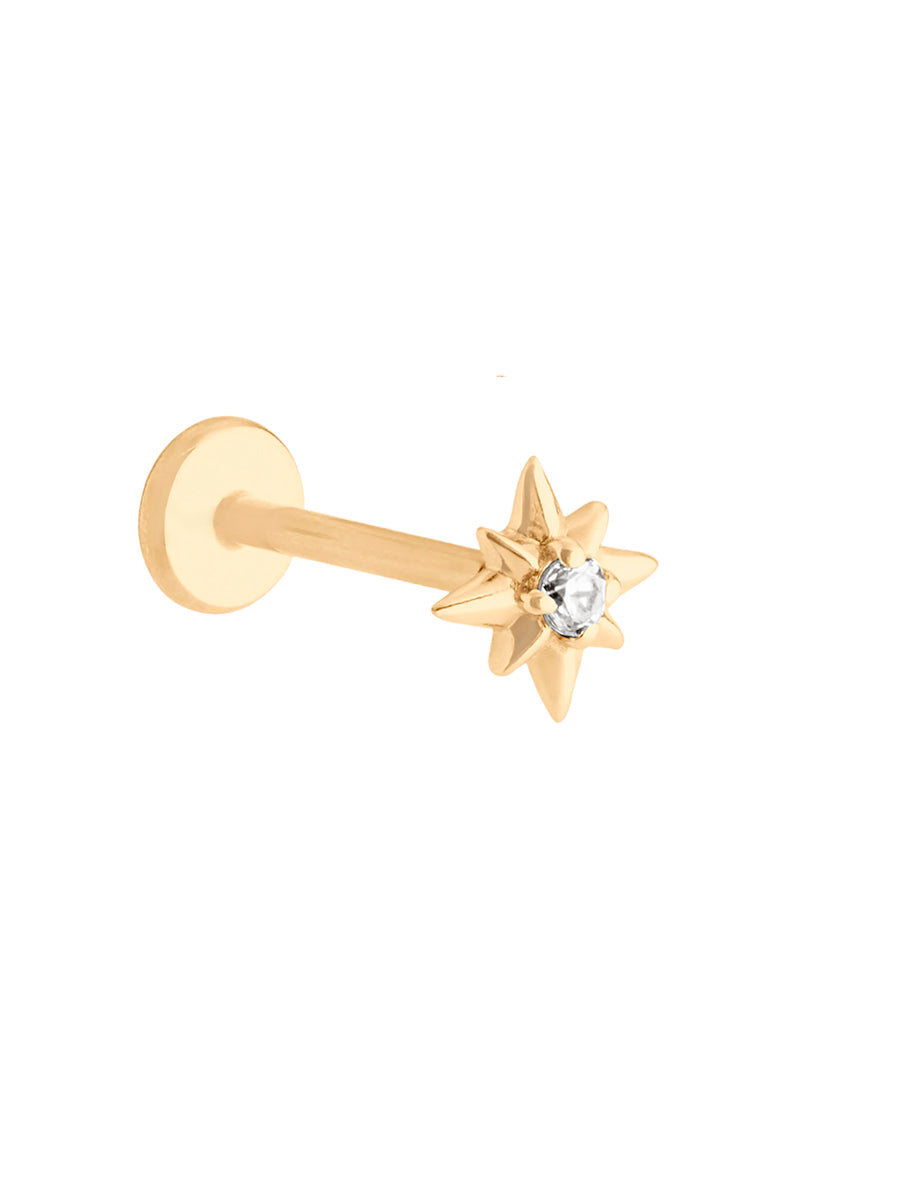 Piercing Grae de oro sólido amarillo de 14k hecho a mano, con diseño de estrella de 5 mm y mecanismo de rosca interna sobre fondo blanco.