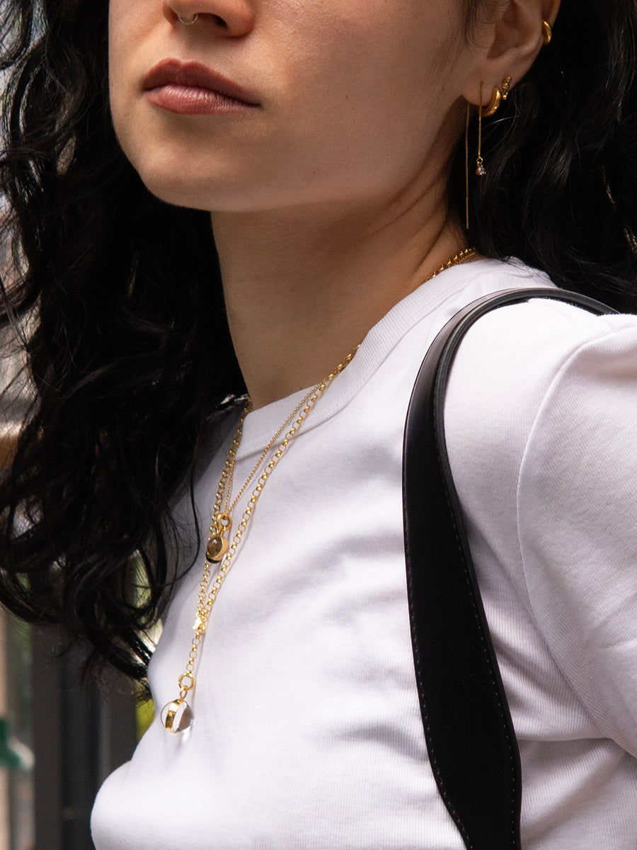 Detalle de modelo usando el Set 008 de plata 925 combinado con otros collares en un estilo de capas (layering).