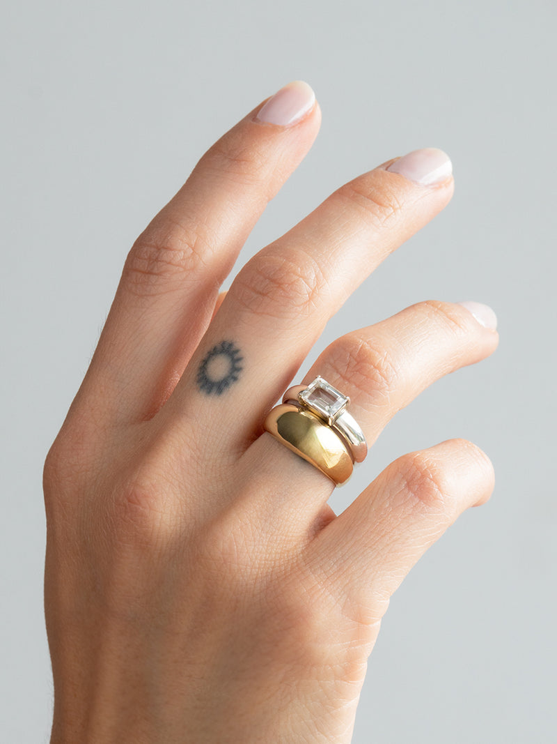 Dúo de anillos Remi y Alex hechos a mano: anillo Remi de plata 950 con topacio blanco natural corte esmeralda y anillo Alex de bronce macizo de diseño grueso y robusto.